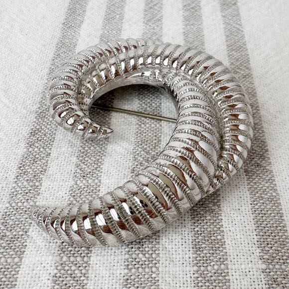 Monet Rams Horn Brooch Vintage Silver Tone Modernist Ribbed C-Shaped Pin Signed - Picture 4 of 13